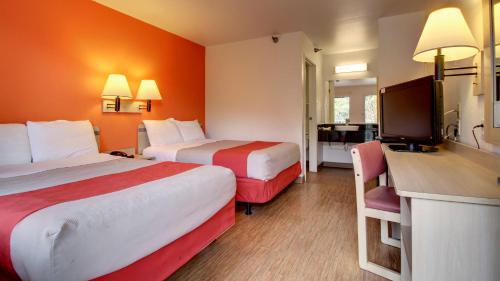 Katil atau katil-katil dalam bilik di Motel 6-Des Moines, IA - North