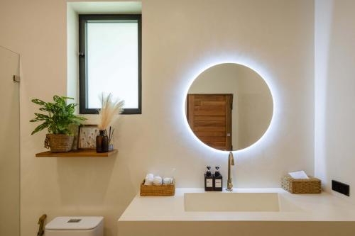 Et badeværelse på Villa Anne - Sea View Private Pool