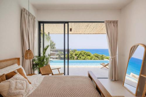 En eller flere senge i et værelse på Villa Anne - Sea View Private Pool