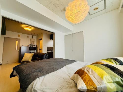 Postel nebo postele na pokoji v ubytování 606 Newly Open 札幌中心部の駅近徒歩圏内で観光やビジネスに最適で最大2名滞在可能な専用施設