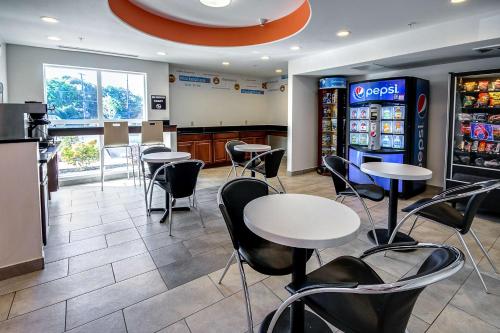a restaurant with tables and chairs and a soda machine at Motel 6-Allentown, PA in Allentown