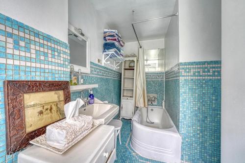 een badkamer met 2 wastafels en 2 badkuipen. bij "Maison 1850 Paris 18" Chambre R avec terrasse et parking en option in Parijs