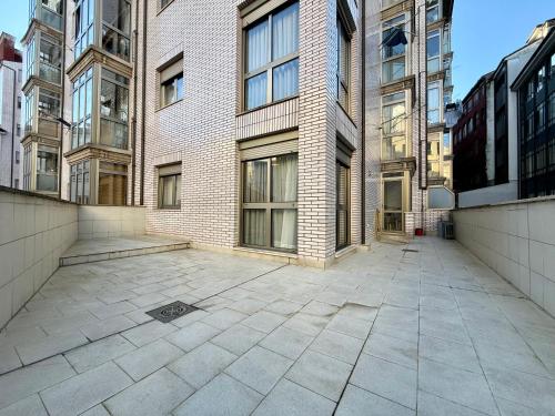 une rue vide devant un grand immeuble dans l'établissement El Pasaje Apartamento, à Oviedo