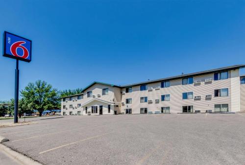 an empty parking lot in front of a building at Motel 6-Albert Lea, MN in Albert Lea