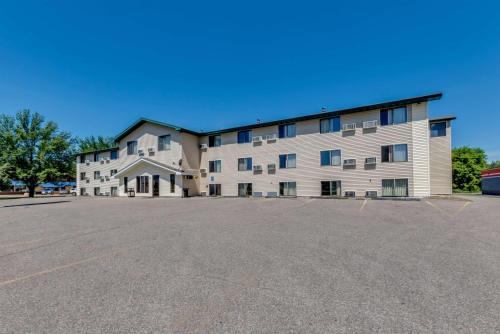 a large building with a parking lot in front of it at Motel 6-Albert Lea, MN in Albert Lea