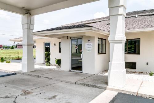 a white house with columns at Motel 6-Berea, KY in Berea