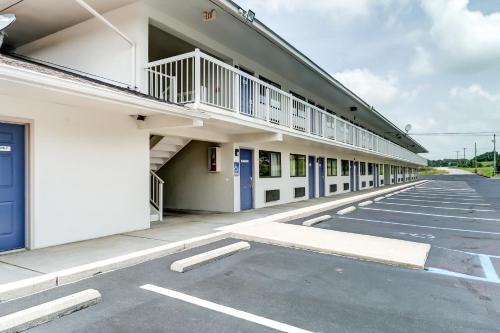 an empty parking lot in front of a building at Motel 6-Berea, KY in Berea