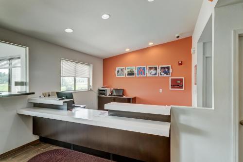 un ufficio con pareti arancioni e una reception di Motel 6-Berea, KY a Berea