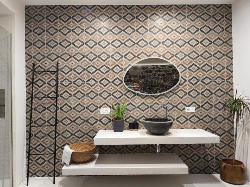 een badkamer met een witte tafel en een spiegel bij Residenza Don Baddore in Dorgali