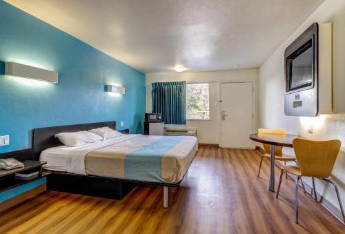 Postel nebo postele na pokoji v ubytování Motel 6 Waco - Lacy Lakeview