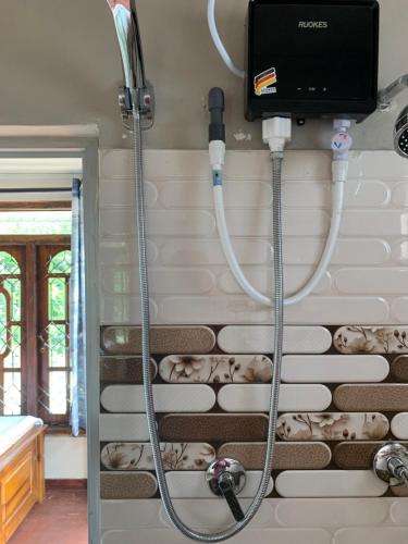 Zimmer mit einem TV an der Wand in der Unterkunft Thumb Up Family Rest in Haputale