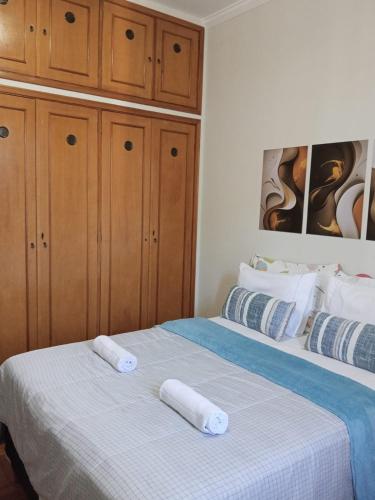 a bedroom with two beds with towels on them at Carvalho Apê Centro I Poços de Caldas in Poços de Caldas