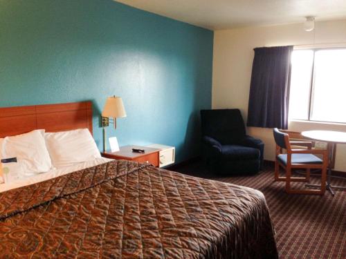 Katil atau katil-katil dalam bilik di Motel 6-Sedalia, MO