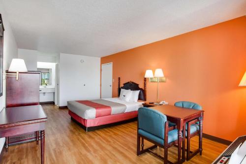a hotel room with a bed and a table and chairs at Motel 6-White House, TN in White House
