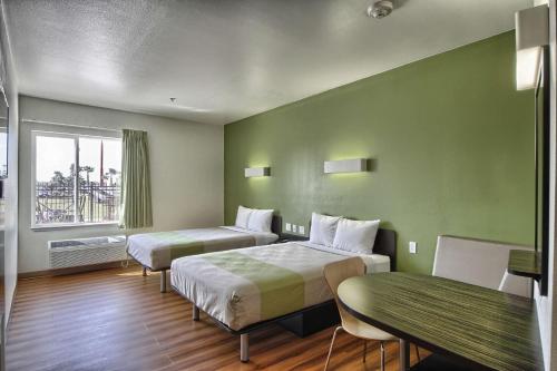 Postel nebo postele na pokoji v ubytování Motel 6-Weslaco, TX