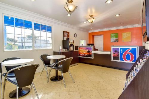 a waiting room with two tables and chairs at Motel 6 Garden Grove in Anaheim