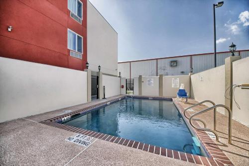 Bazén v ubytovaní Motel 6-Weslaco, TX alebo v jeho blízkosti