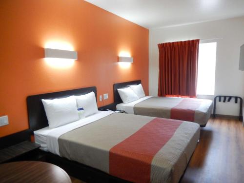Postel nebo postele na pokoji v ubytování Motel 6-Tulsa, OK