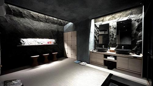ein Badezimmer mit zwei Waschbecken und zwei Spiegeln in der Unterkunft Hotel Miyama in Chichibu