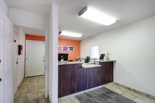 Dapur atau dapur kecil di Motel 6-Charles Town, WV