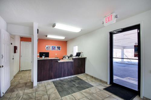 Lobi atau kawasan kaunter penerimaan di Motel 6-Charles Town, WV