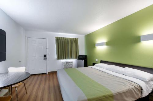 Katil atau katil-katil dalam bilik di Motel 6-Charles Town, WV