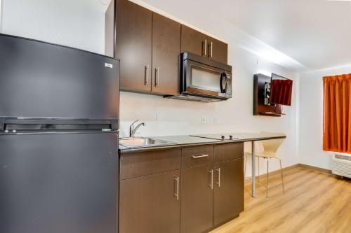 Kuchyň nebo kuchyňský kout v ubytování Motel 6-Tulsa, OK