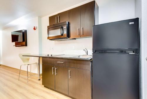 Kuchyň nebo kuchyňský kout v ubytování Motel 6-Tulsa, OK
