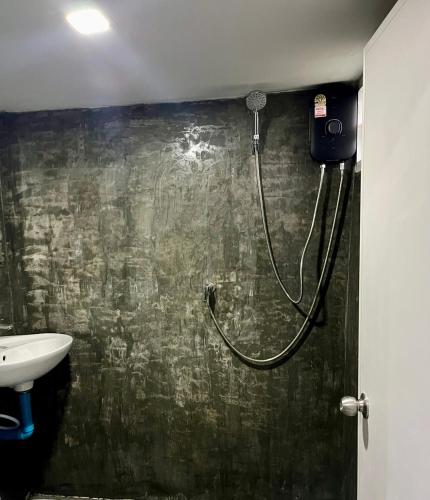 een badkamer met een douche en een wastafel bij Flower garden room 