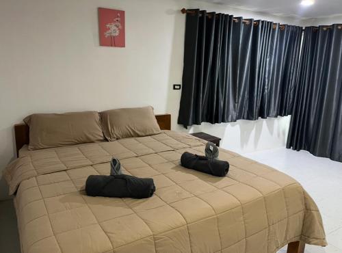 een slaapkamer met een bed met twee zwarte zakken erop bij Flower garden room 