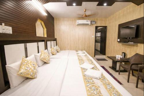 Et tv og/eller underholdning på Hotel Pardesi's Premium Stay Haridwar - Free Parking & Restaurant and Lift Facilities - Fully #Air Conditioning- Best Budget Hotel