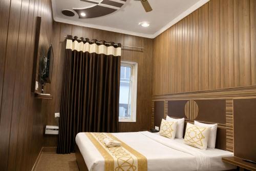 En eller flere senge i et værelse på Hotel Pardesi's Premium Stay Haridwar - Free Parking & Restaurant and Lift Facilities - Fully #Air Conditioning- Best Budget Hotel