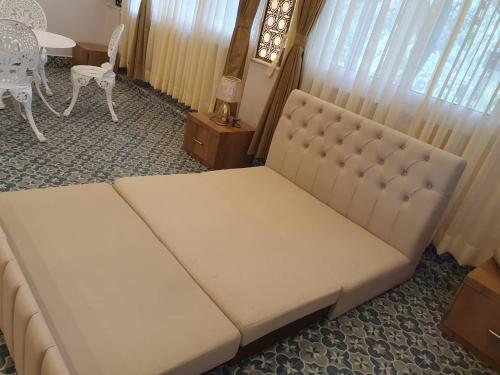 En eller flere senge i et værelse på SANTINIKETAN RETREAT, Bolpur