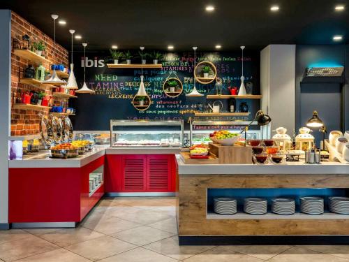 a fast food restaurant with a counter with food at Ibis Istanbul Zeytinburnu in Istanbul