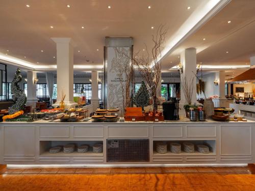 een winkel met een toonbank waarop schoenen tentoongesteld staan bij Sofitel Krabi Phokeethra Golf and Spa Resort in Klong Muang Beach