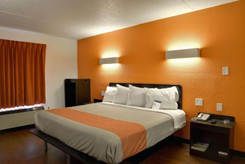 Cama o camas de una habitación en Motel 6-Toledo, OH
