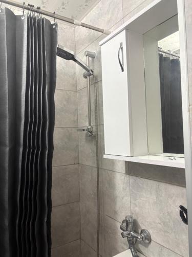 een badkamer met een douchegordijn en een wastafel bij Old Tbilisi in Tbilisi City