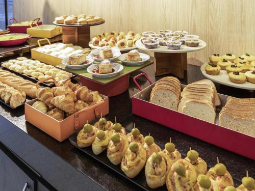 un buffet de différents types de pains et de viennoiseries dans l'établissement Mercure Sao Paulo Pamplona, à São Paulo