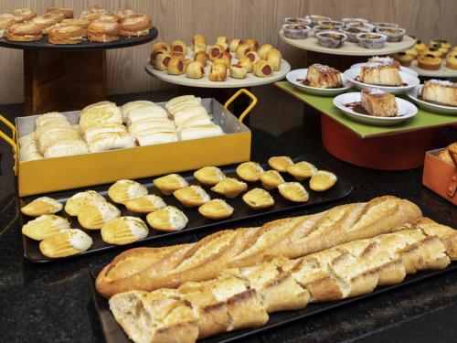 une exposition de différents types de pains et de pâtisseries dans l'établissement Mercure Sao Paulo Pamplona, à São Paulo