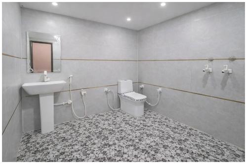 een badkamer met toilet en wastafel bij Hotel Rajshree S- Gopal N Near Mathura Railway Station - Sri Krishna Janmabhoomi - Restaurant And Free Parking - Fully Air conditioning Luxuary Room - Best Hotel in Mathura