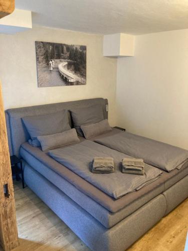 a bed with two towels on it in a room at Ferienwohnungen Garzke in Neustadt
