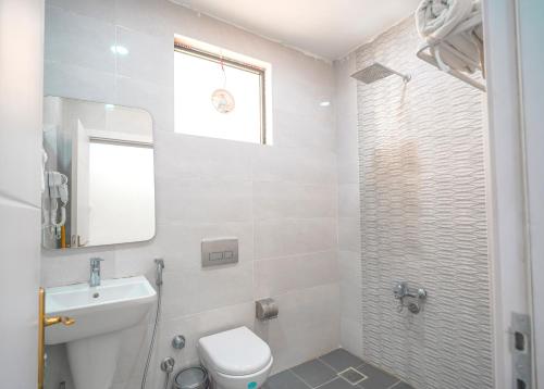 Koupelna v ubytování هوتيل وموتيل دانزه