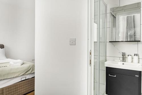 Et badeværelse på Nottingham Forest The City Ground Studio Apartments