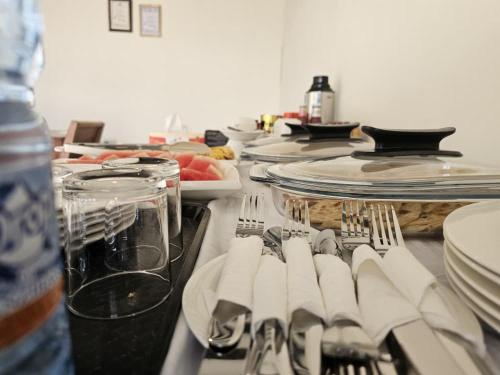 En restaurant eller et andet spisested på Mnazi Dream House