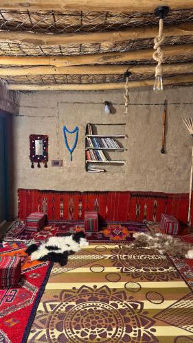 a room with a large rug on the floor at Byet ahalna in Mūsá