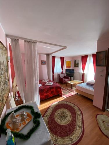 Een bed of bedden in een kamer bij Casa Ticino Predeal