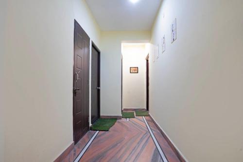 un corridoio con due sedie verdi e una porta di Itsy Hotels Route 55 a Darjeeling