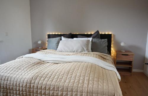 En eller flere senge i et værelse på Gemütliches Loft in der Natur mit privater Terrasse - 15 min vom Strand