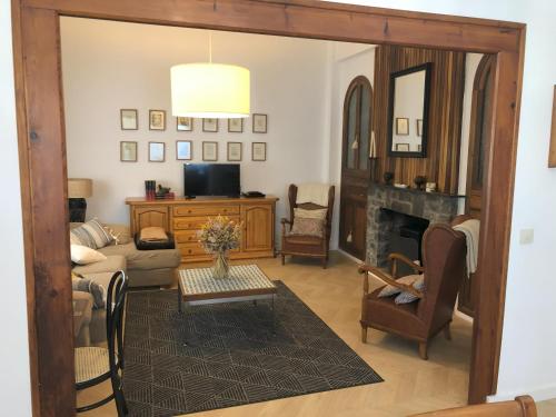 ein Wohnzimmer mit Sofa und Kamin in der Unterkunft Casa San Rafael, magnífico chalet con gran jardín in Navajas