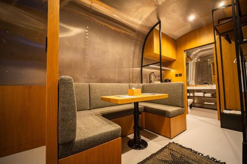 ein kleines Esszimmer mit einem Tisch und Stühlen in der Unterkunft Nomad By Sharjah Collection in Kalbā